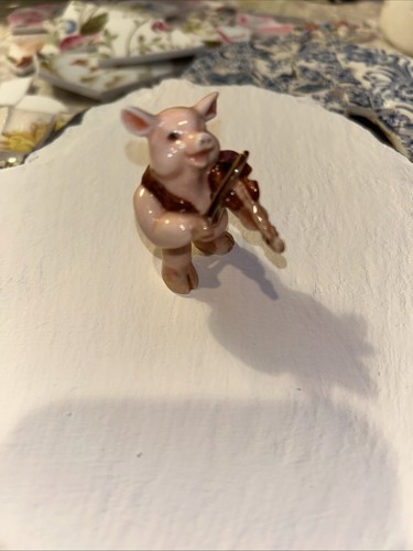 Little pig playing violin - little,