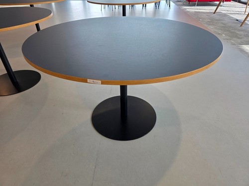 Round meeting room - round,