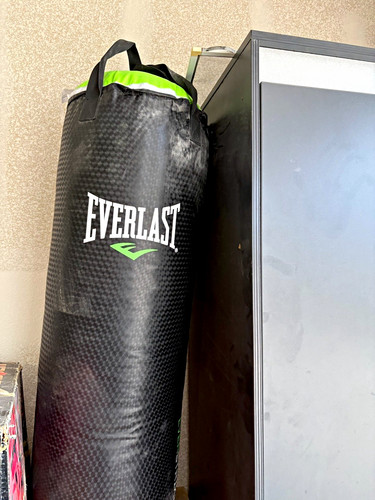 Everlast heavy bag punching - heavy,