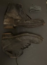 BRITISH ARMY BLACK LEATHER AMMO BOOTS. SIZE 9M DATED 1952