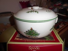 Spode Christmas Tree  round covered deep dish 2Litre