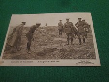 WW1 AT THE GRAVE OF A FALLEN