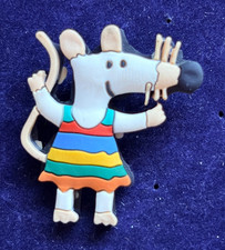 OFFICIAL MAISY MOUSE READY FOR SEASIDE RUBBER 2007 PIN BADGE DIABETES UK