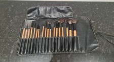 BOBBI BROWN 18-PIECE MAKEUP BRUSH SET + CASE 