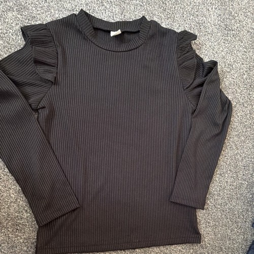Black ribbed knit ruffle - ribbed,