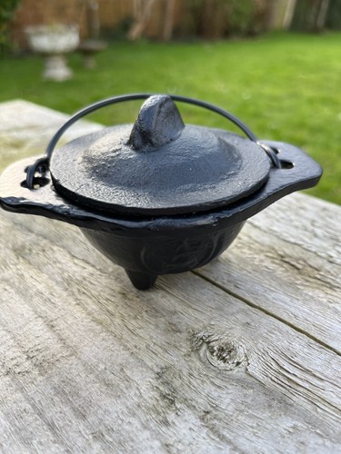 Mini cast iron witches - cast,