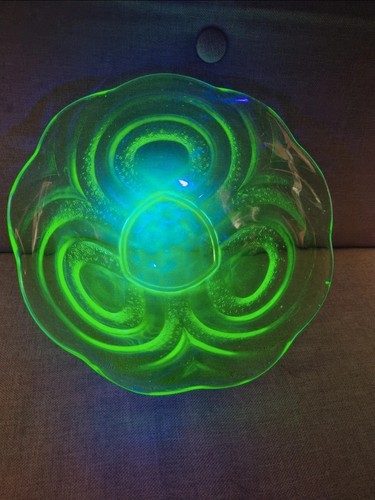 Uranium glass fruit bowl - -, art