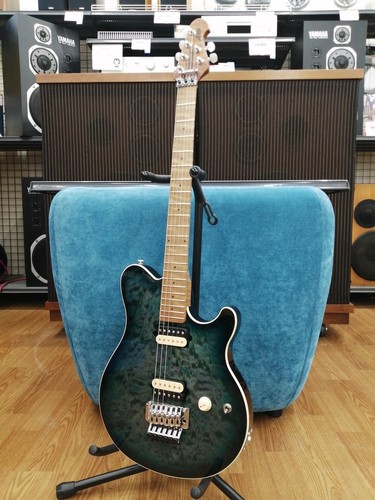 Music man axis - man, electric