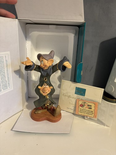 Wdcc dopey sneezy - sneezy, figurine