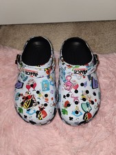 Alice In Wonderland Crocs W8M6