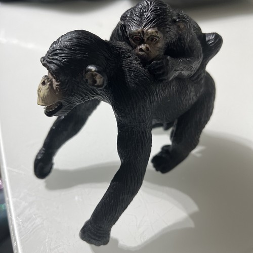 Chimpanzee figure with baby - figure,