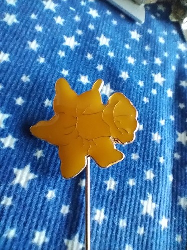 Lovely vintage daffodil - lovely, pin