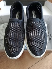 NAVY SKECHERS SIZE 5