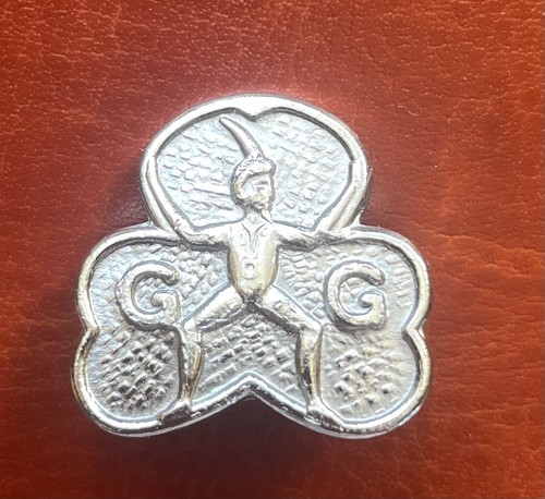 Girl guide metal badge - metal,
