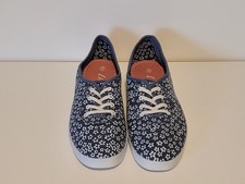 Ladies Blue & White Flowered