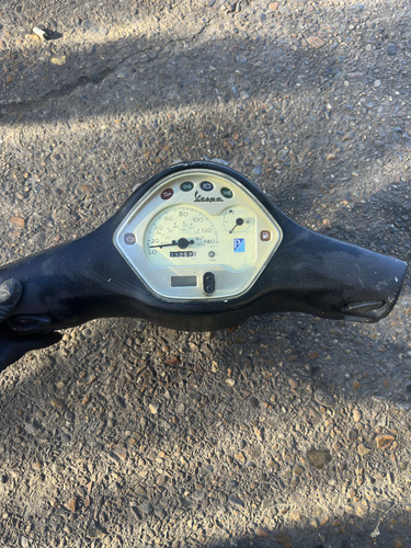 2010 2013 vespa 125 - 125, clock