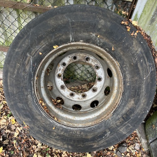 295 pirelli steer tyre - 22.5,