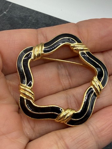 Vintage trifari black enamel - trifari,