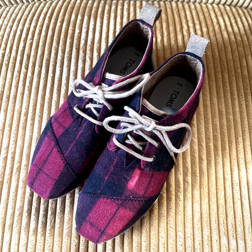 Tom women sz6 buffalo - women’s,