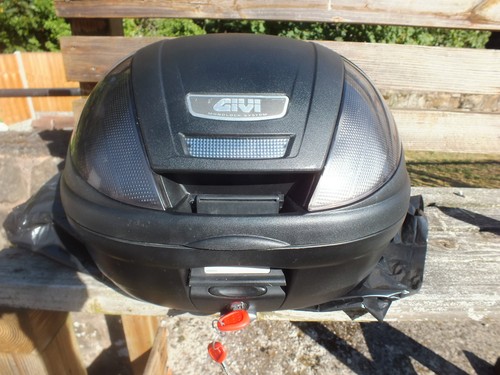 Givi e370 top box has - top, keys