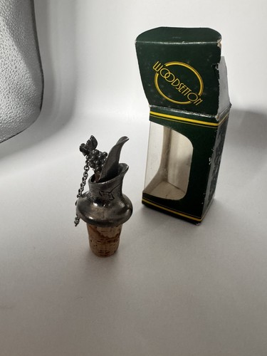 Pewter wine pourer grape vine - ,