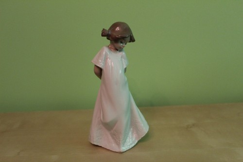 Nao lladro figurine shy - figurine, 'so