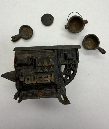 Vintage queen cast iron toy - queen,