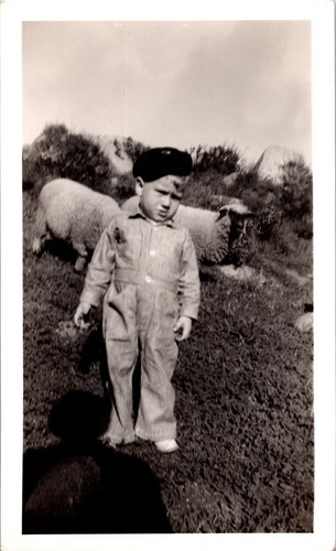 Vtg found photo 1940s - b&w,
