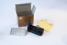 MB-d200 grip for Nikon D200 (boxed). Missing part plastic arm for one holder