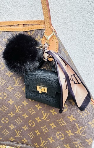 Black handbag and pom - black,