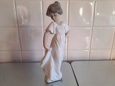 Lladro / Nao "How Pretty"