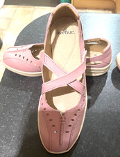 Avenue size 6 Pink Low Heel