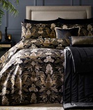 SUBURBAN JUNGLE Duvet Cover