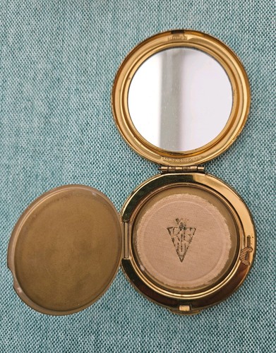 Vintage compact kigu - kigu, lucite