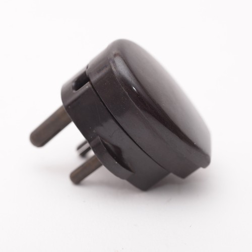 Brown bakelite round - prong, 3