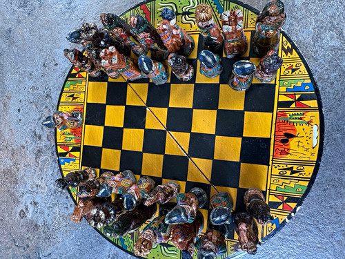 Round vintage chess set - , clay