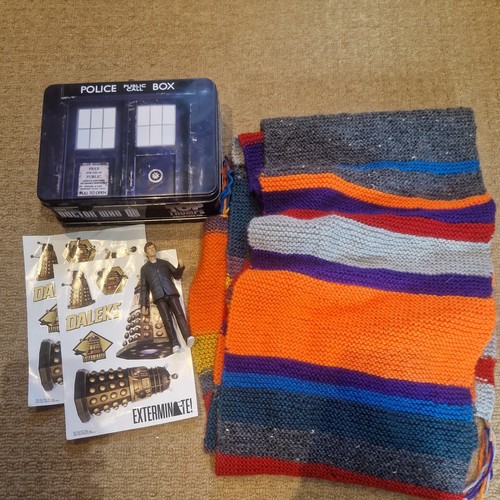Who scarf hand knitted - dr,