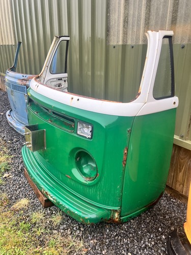 Bay window camper bus - /,