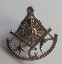 Superb Masonic PAST MASTERS Metal Pin Badge or Brooch Square Compass Quadrant