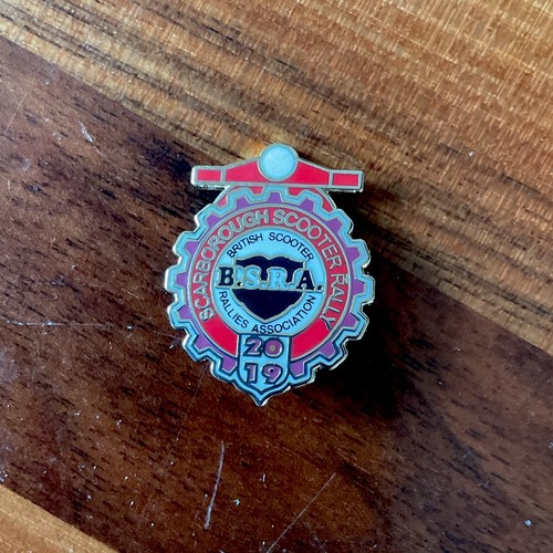 Rare scooter pin badge vespa - rare,