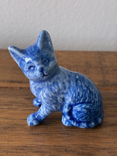 Delft blue cat figurine - blue,