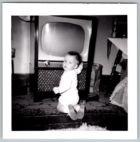 Vtg snapshot cute baby - b&w,