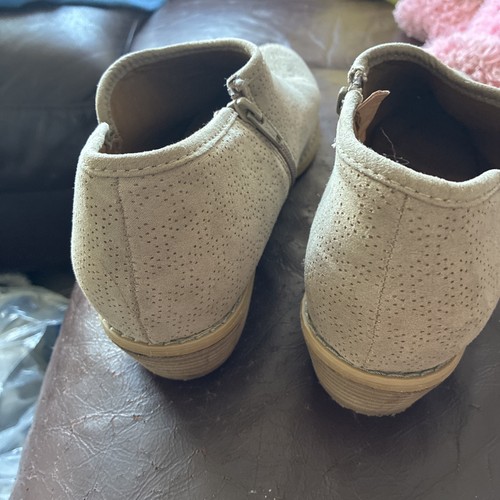 Size light brown shoes - light,