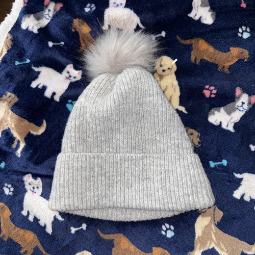 Primark grey cream - &,