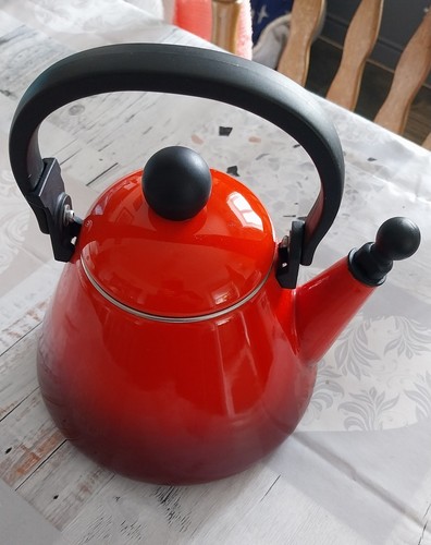 Crueset whistling kettle - le,