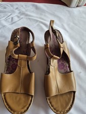 MOSHULU TAN WEDGE SANDALS SIZE 6/39
