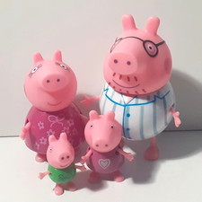 Peppa Pig Peppa’s Family Bedtime Play Set 4 Figures in Pyjamas Ready for Bed