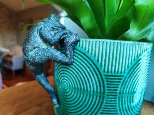 Resin frog pot hanger - frog,