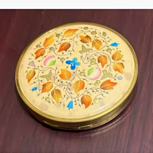 Round metal compact with - compact,