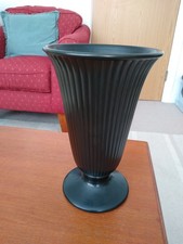Wedgwood Black 24 cm Ribbed Ravenstone Trumpet Vase in very good condition 